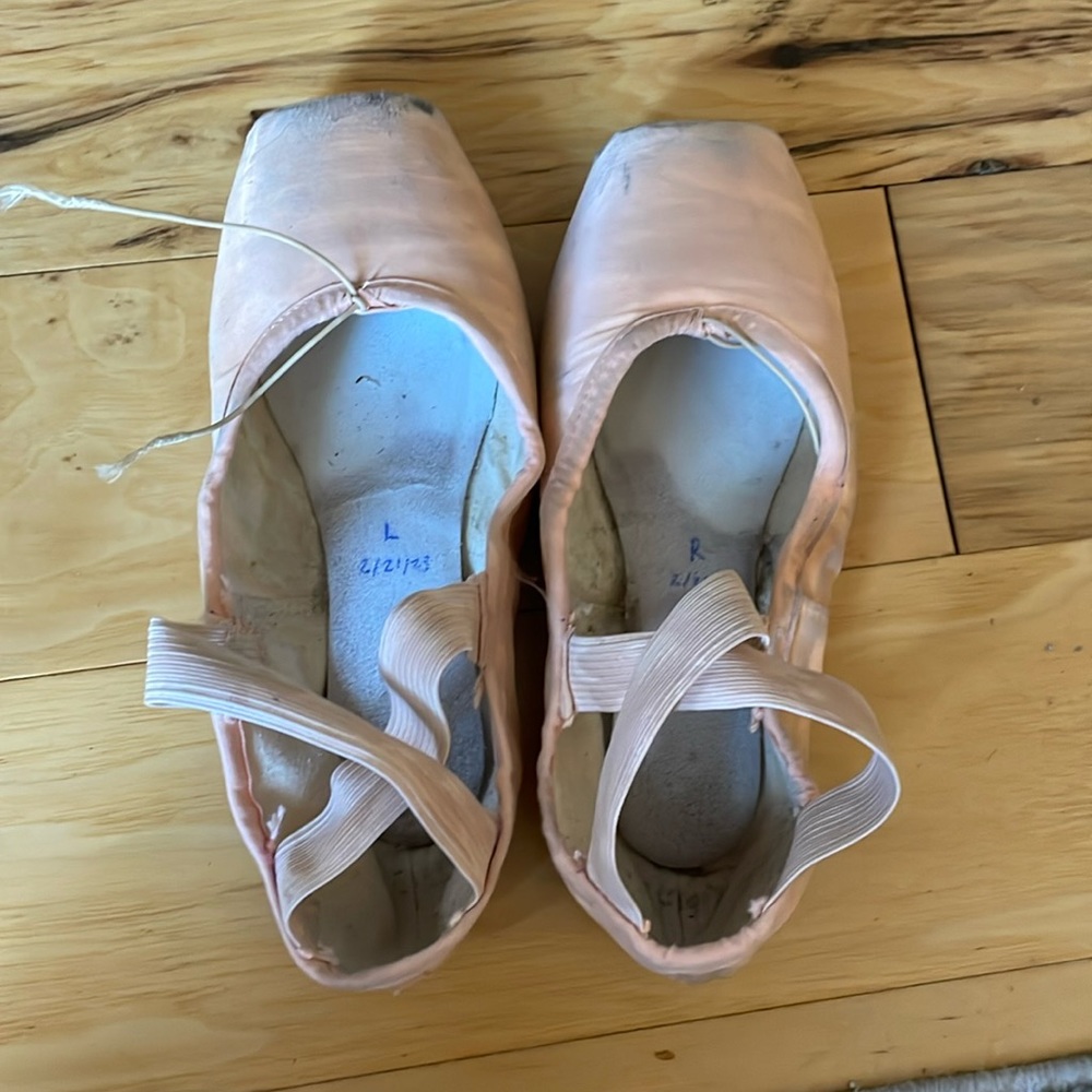 Used custom Suffolk stellar pointe shoes